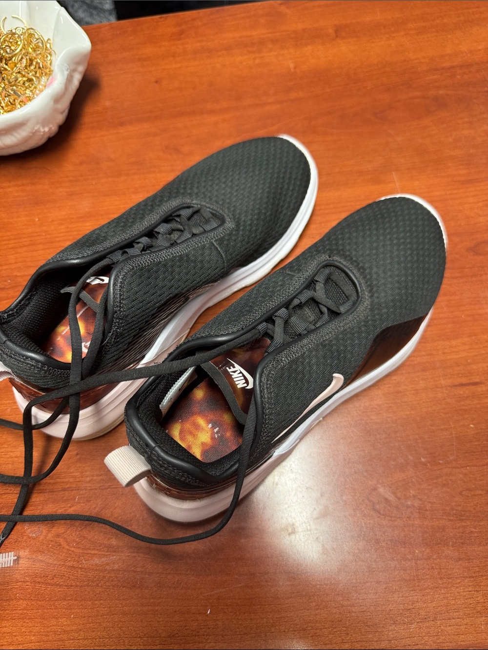 Nike sneakers size 8 // 091323